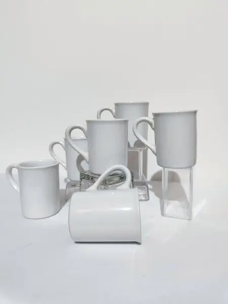 Foto de um(a) Canequinhas Garatujas, Anos 2000, da categoria de Canecas. Combo com seis canequinha em porcelana policromada com garatujas tendência nos anos 2000 e que ainda carrega o mesmo encanto... Mostrado de uma perspectiva diferente. Vendido no marketplace Trésors.