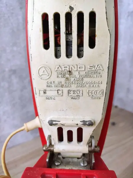 Foto de um(a) Batedeira Arno 60'S, da categoria de Eletrodomésticos. Batedeira arno, década de 1960, na cor vermelha com duas pás metálicas, dois bolws em plástico com 16 cm e 22 cm de diâmetro... Mostrado de uma perspectiva diferente. Vendido no marketplace Trésors.