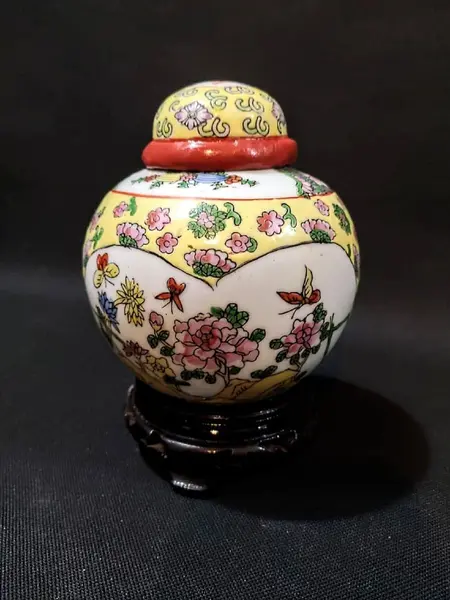 Foto de um(a) Potiche Chinês 90'S, da categoria de Garrafas, potes e jarros. Potiche chinês em porcela policromada com suporte em madeira entalhada e ebanizada, década de 1990.A: 14,5 cm / Diâmetro:... Mostrado de uma perspectiva diferente. Vendido no marketplace Trésors.