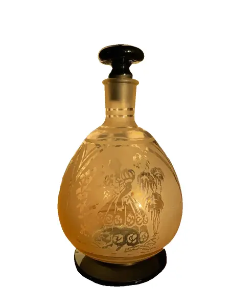 Foto de um(a) Antiga Garrafa Perfumeiro Art Deco Em Cristal Francês Satiné, da categoria de Garrafas. Antiga e fina garrafa bojuda em cristal francês satiné, decoração com cena galante. A base e tampa em cristal preto dão um... Vendido no marketplace Trésors.