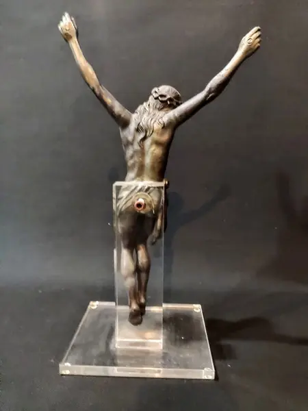 Foto de um(a) Escultura Cristo em antimônio Anos 40, da categoria de Objetos religiosos e espirituais. Cristo sem cruz em antimônio com interferência em acrílico, década de 1940. A: 35 cm Base: 15 x 13 cm Peso: 1,354 kg. Mostrado de uma perspectiva diferente. Vendido no marketplace Trésors.