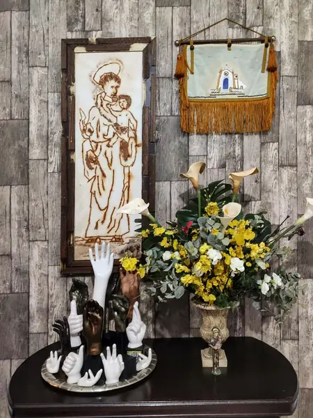 Foto de um(a) Estandarte Igreja Nossa Senhora Das Necessidades anos 2000, da categoria de Objetos religiosos e espirituais. Estandarte igreja nossa senhora das necessidades, santo antônio de lisboa, florianópolis-sc, pintado à mão pela artista... Mostrado de uma perspectiva diferente. Vendido no marketplace Trésors.
