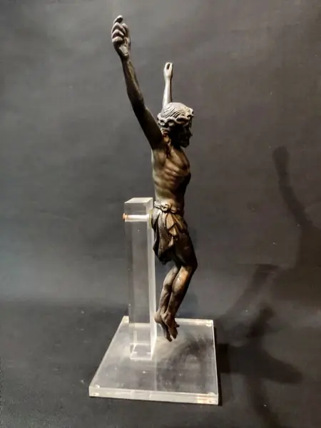 Foto de um(a) Escultura Cristo em antimônio Anos 40, da categoria de Objetos religiosos e espirituais. Cristo sem cruz em antimônio com interferência em acrílico, década de 1940. A: 35 cm Base: 15 x 13 cm Peso: 1,354 kg. Mostrado de uma perspectiva diferente. Vendido no marketplace Trésors.