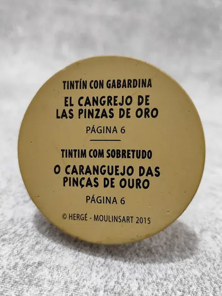 Foto de um(a) As Aventuras de Tintim, Hergé, com Redoma de Vidro, da categoria de Memorabilia de mídia e entretenimento. Tintim com capa de chuva, do livro o caranguejo das pinças de ouro. Figura icônica do seu criador hergé no ano de 1926. A:... Mostrado de uma perspectiva diferente. Vendido no marketplace Trésors.