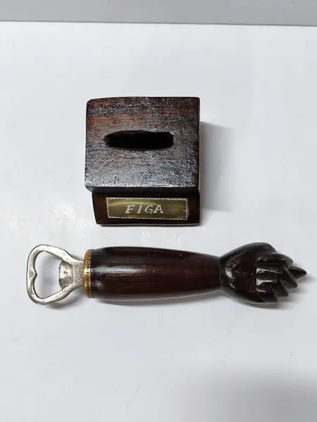 Foto de um(a) Figa Abridor de Garrafa em Madeira, Decada de 1990, da categoria de Abridores de garrafas. Figa abridor de garrafa esculpida em madeira com base para apoio com uma placa em metal, decada de 1990 Mede: 18 x 7cm. Mostrado de uma perspectiva diferente. Vendido no marketplace Trésors.