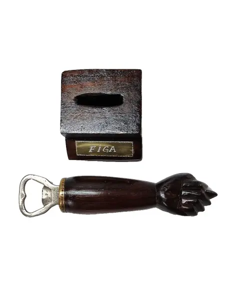 Foto de um(a) Figa Abridor de Garrafa em Madeira, Decada de 1990, da categoria de Abridores de garrafas. Figa abridor de garrafa esculpida em madeira com base para apoio com uma placa em metal, decada de 1990 Mede: 18 x 7cm. Vendido no marketplace Trésors.