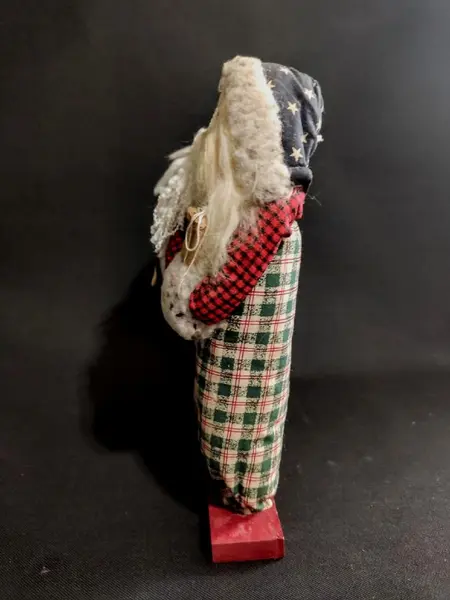 Foto de um(a) Três Reis Magos 90'S, da categoria de Arte têxtil. Os três reis magos em uma versão lúdica e feita com elementos têxteis e base e madeira, década de 1990 L: 27cm A: 18 cm P:... Mostrado de uma perspectiva diferente. Vendido no marketplace Trésors.