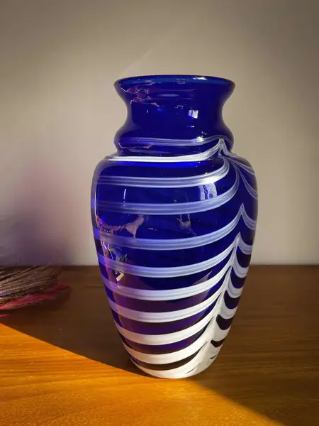 Foto de um(a) Antigo Vaso Jarro Murano Italiano Leitoso E Opalina Art Deco, da categoria de Vasos. ~ Cobalt blue Glass ~ Antigo e exuberante vaso artístico em Murano Italiano, cor azul cobalto com um trabalho leitoso em... Mostrado de uma perspectiva diferente. Vendido no marketplace Trésors.