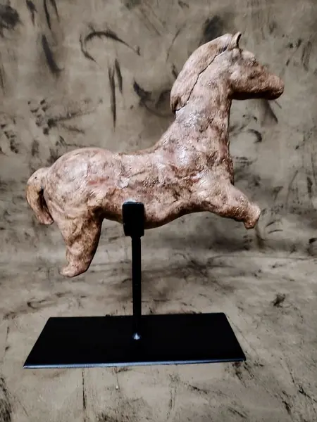 Foto de um(a) Escultura Equina Fragmentada, da categoria de Escultura. Escultura equina fragmentada: técnica mista com pátina terracota envelhecida e base em ferro ebanizada. Peca única pelo... Mostrado de uma perspectiva diferente. Vendido no marketplace Trésors.