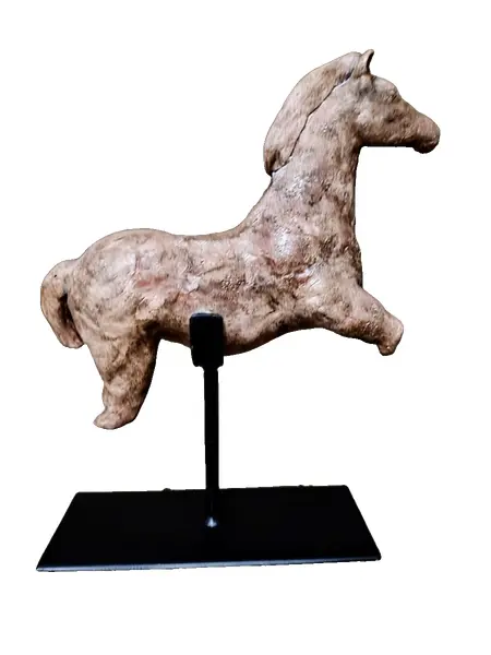 Foto de um(a) Escultura Equina Fragmentada, da categoria de Escultura. Escultura equina fragmentada: técnica mista com pátina terracota envelhecida e base em ferro ebanizada. Peca única pelo... Vendido no marketplace Trésors.