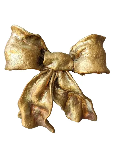 Foto de um(a) Laçarote em resina anos 90, da categoria de Objetos de parede esculturais. Laçarote em resina folheado a ouro com suporte para parede, década de 1990 peça única pelo designer marcelus ribas.A: 23 cm... Vendido no marketplace Trésors.