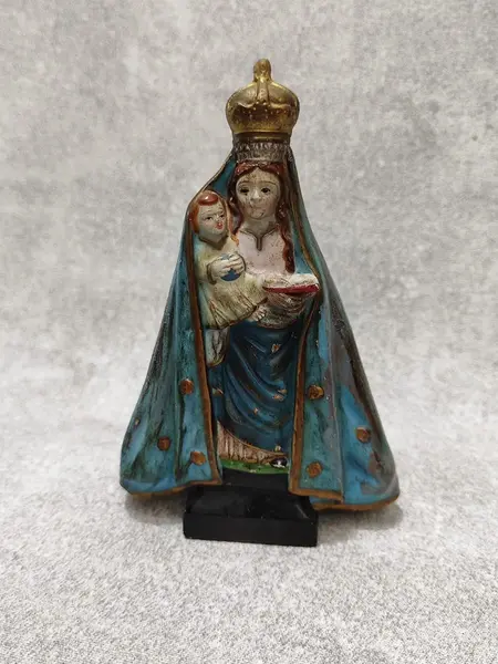Foto de um(a) Imagem Nossa Senhora de Peneda, Portugal, Década de 1930, da categoria de Objetos religiosos e espirituais. Imagem da nossa senhora de peneda - portugal, com o menino jesus. Em cerâmica policromada, década de 1930. A: 16 cm L: 10 cm... Mostrado de uma perspectiva diferente. Vendido no marketplace Trésors.