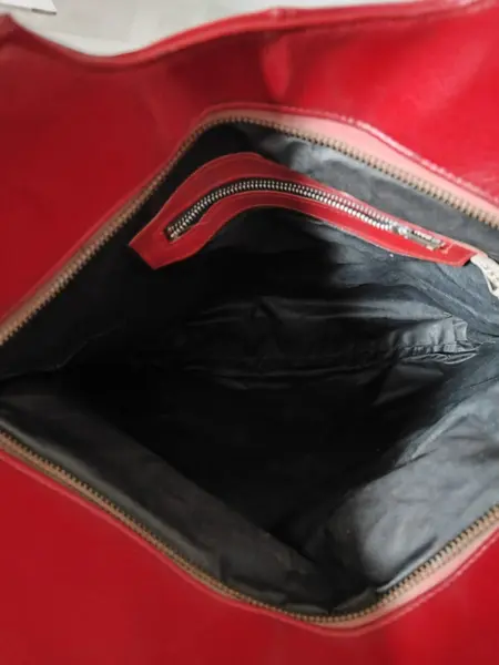 Foto de um(a) Bolsa Vintage Couro Vermelho, Década de 1970, da categoria de Outros colecionáveis. Bolsa vintage da década de 1970, em couro legítimo na cor vermelha. Com alça curta, mas podendo ser usada a tiracolo com... Mostrado de uma perspectiva diferente. Vendido no marketplace Trésors.