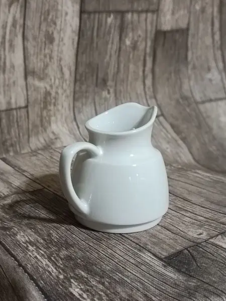 Foto de um(a) Cremeirinha Porcelana Branca Alfi, Década de 1980, da categoria de Cremeiras. Cremeira em porcelana branca lisa, década de 1980 porcelana alfi A: 8 cm L alça até o bico: 8,5 cm D: 6,5 cm. Mostrado de uma perspectiva diferente. Vendido no marketplace Trésors.