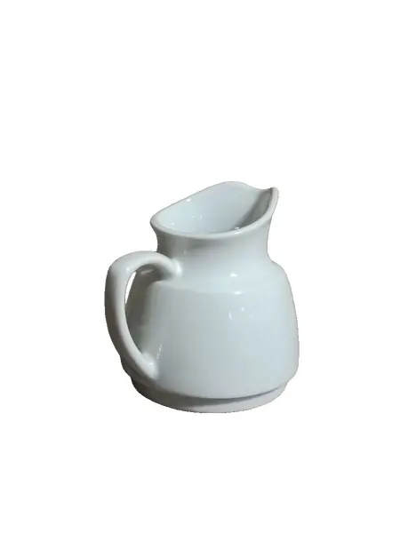 Foto de um(a) Cremeirinha Porcelana Branca Alfi, Década de 1980, da categoria de Cremeiras. Cremeira em porcelana branca lisa, década de 1980 porcelana alfi A: 8 cm L alça até o bico: 8,5 cm D: 6,5 cm. Vendido no marketplace Trésors.