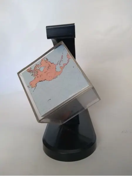 Foto de um(a) Cubo Terrestre, da categoria de Globos. Cubo terrestre com imã. Cubo: 6 x 6cmA: 14 cm / L: 15 cm / P: 7cm Peso: 305g. Mostrado de uma perspectiva diferente. Vendido no marketplace Trésors.
