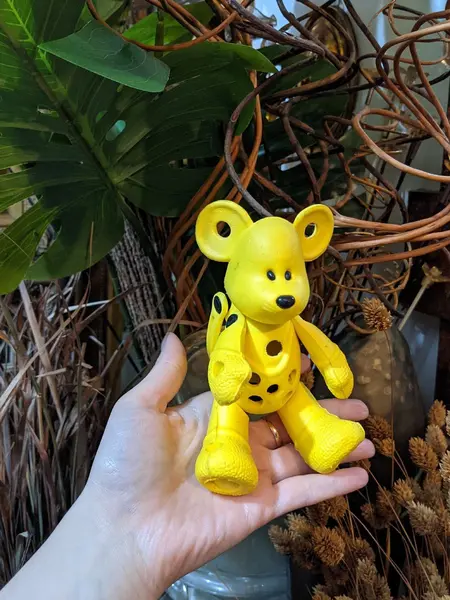 Foto de um(a) Ursinho Charmie, da categoria de Bonecos de arte. Ursinho articulado em borracha marca charmie A: 14,5cm L: 9cm P: 5cm peso: 35g. Mostrado de uma perspectiva diferente. Vendido no marketplace Trésors.