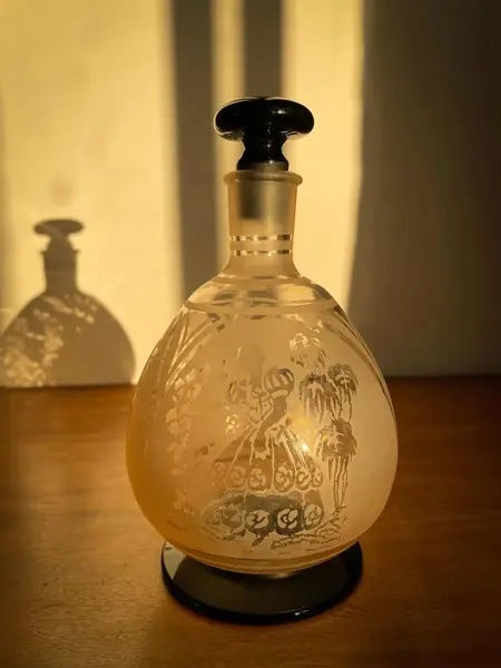 Foto de um(a) Antiga Garrafa Perfumeiro Art Deco Em Cristal Francês Satiné, da categoria de Garrafas. Antiga e fina garrafa bojuda em cristal francês satiné, decoração com cena galante. A base e tampa em cristal preto dão um... Mostrado de uma perspectiva diferente. Vendido no marketplace Trésors.