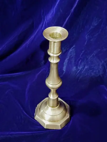 Foto de um(a) Castiçal em Latão Polido, Década de 1960, da categoria de Castiçais. Castiçal em latão polido, década de 1960.A: 25 cm / Diâmetro da boca: 4,5 cm / Diâmetro da base: 10 cm Peso: 352 g. Mostrado de uma perspectiva diferente. Vendido no marketplace Trésors.