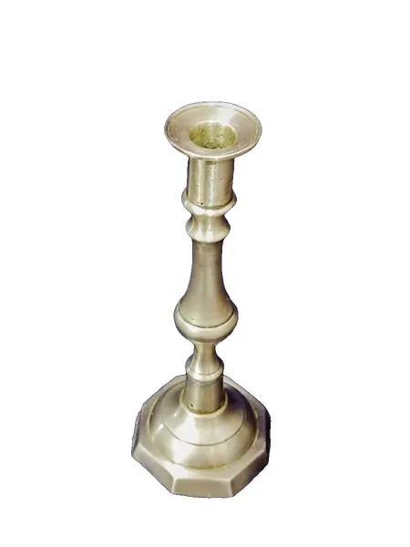 Foto de um(a) Castiçal em Latão Polido, Década de 1960, da categoria de Castiçais. Castiçal em latão polido, década de 1960.A: 25 cm / Diâmetro da boca: 4,5 cm / Diâmetro da base: 10 cm Peso: 352 g. Vendido no marketplace Trésors.