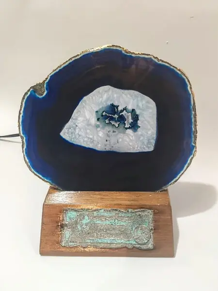 Foto de um(a) Luminária Ágata Azul, da categoria de Abajures. Luminária de mesa feita com troféu dos anos 1980 com lâmina de ágata, borda folhada a ouro e base de madeira com soquete e... Mostrado de uma perspectiva diferente. Vendido no marketplace Trésors.