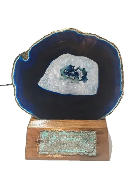 Foto de um(a) Luminária Ágata Azul, da categoria de Abajures. Luminária de mesa feita com troféu dos anos 1980 com lâmina de ágata, borda folhada a ouro e base de madeira com soquete e... Vendido no marketplace Trésors.