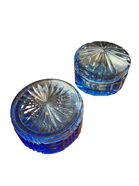 Foto de um(a) Antigo Par Caixas Porta Jóias Cristal Tcheco Azul Art Deco, da categoria de Porta-Jóias. ~ Bohemia Glass ~Antigo e incrível par de caixas decorativas/porta jóias em cristal doublé Tcheco, primorosa lapidação... Vendido no marketplace Trésors.
