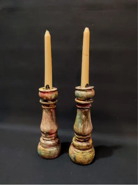 Foto de um(a) Castiçais Resina Anos 90, da categoria de Castiçais. Castiçais em resina e pintura customização e desbotada, década de 1990 peças únicas feitas pelo designer marcelus ribas.A:... Mostrado de uma perspectiva diferente. Vendido no marketplace Trésors.