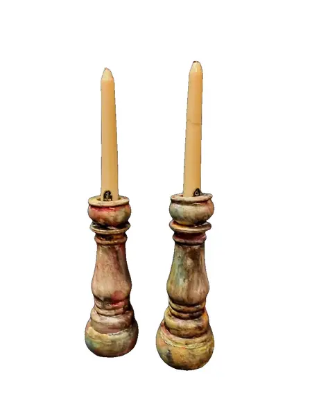Foto de um(a) Castiçais Resina Anos 90, da categoria de Castiçais. Castiçais em resina e pintura customização e desbotada, década de 1990 peças únicas feitas pelo designer marcelus ribas.A:... Vendido no marketplace Trésors.