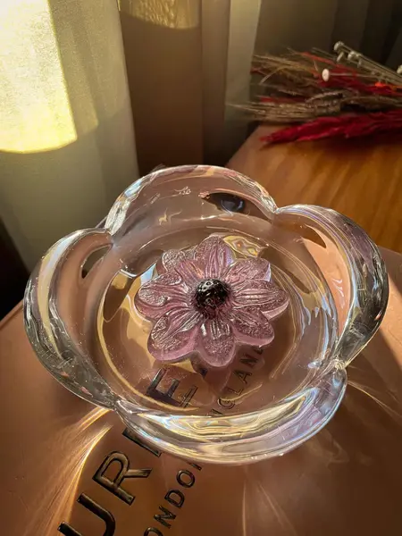 Foto de um(a) Antiga Escultura Flor Em Cristal Bowl Decorativo Daum Nancy, da categoria de Centro de mesa. ~ Daum Nancy ~Antigo e luxuoso bowl artístico em bloco maciço de cristal francês, decoração central com flor lapidada à mão.... Mostrado de uma perspectiva diferente. Vendido no marketplace Trésors.