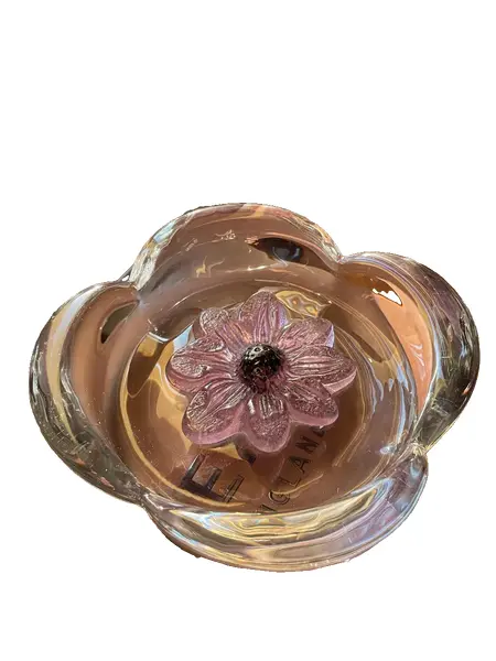 Foto de um(a) Antiga Escultura Flor Em Cristal Bowl Decorativo Daum Nancy, da categoria de Centro de mesa. ~ Daum Nancy ~Antigo e luxuoso bowl artístico em bloco maciço de cristal francês, decoração central com flor lapidada à mão.... Vendido no marketplace Trésors.
