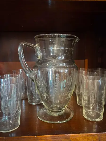 Foto de um(a) Antigo Conjunto De Jarra Com 11 Copos Em Cristal Lapidado, da categoria de Garrafas, potes e jarros. Antiga jarra com 11 copos em cristal europeu lapidado à mão. Meados do século XX. Medidas jarra 21x17 cada Medidas copos... Mostrado de uma perspectiva diferente. Vendido no marketplace Trésors.