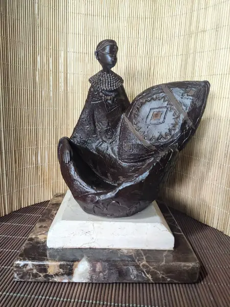Foto de um(a) Escultura Guerreiro Africano Anos 80, da categoria de Escultura. Escultura de guerreiro africano em resina com pátina marrom envelhecida e base em mármore marrom imperador e travertino.... Mostrado de uma perspectiva diferente. Vendido no marketplace Trésors.
