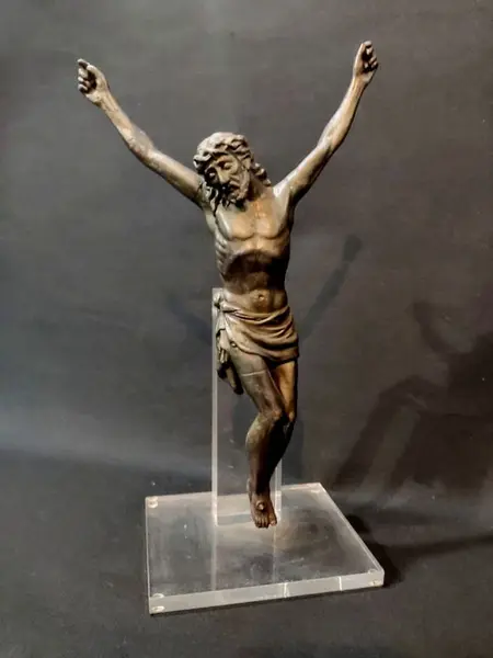 Foto de um(a) Escultura Cristo em antimônio Anos 40, da categoria de Objetos religiosos e espirituais. Cristo sem cruz em antimônio com interferência em acrílico, década de 1940. A: 35 cm Base: 15 x 13 cm Peso: 1,354 kg. Mostrado de uma perspectiva diferente. Vendido no marketplace Trésors.