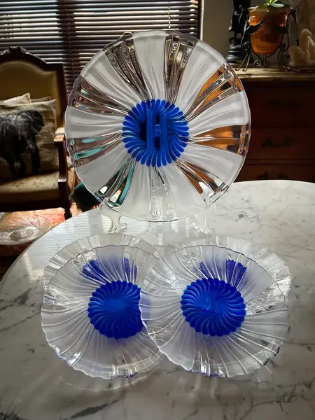 Foto de um(a) Antigos Pratos De Sobremesa Art Deco Cristal D Arques Paris, da categoria de Jogos de pratos. ~ Cristal d’Arques Paris ~Antigo e finíssimo conjunto para servir tortas e sobremesas em cristal francês doublé na cor azul,... Mostrado de uma perspectiva diferente. Vendido no marketplace Trésors.