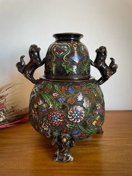 Foto de um(a) Antigo Raro Vaso Jarro Japonês Cães Fó Bronze Cloisonné XIX, da categoria de Vasos. Antigo e imponente vaso artístico com alças em bronze com Cloisonné, peça de excelente qualidade. Linda decoração com flores... Mostrado de uma perspectiva diferente. Vendido no marketplace Trésors.