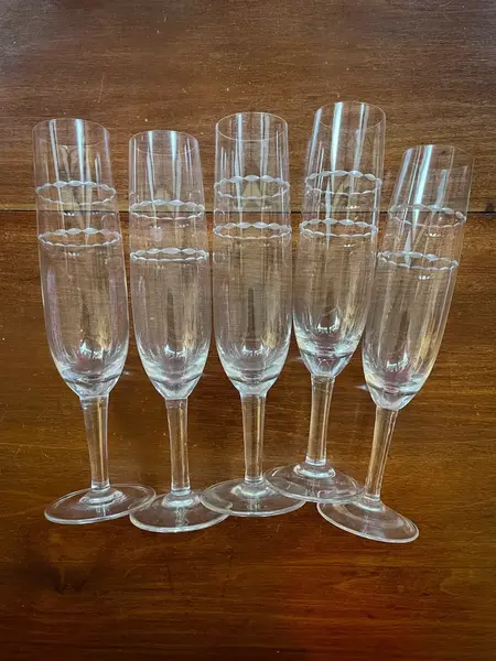 Foto de um(a) Antigo Conjunto com 05 Taças Para Champanhe Em Cristal Tcheco, da categoria de Jogos de taças e copos. Antigo e fino conjunto com cinco (05) taças flores para champanhe. Cristal tcheco de excelente qualidade, com lindo brilho... Mostrado de uma perspectiva diferente. Vendido no marketplace Trésors.