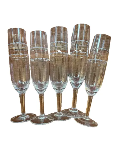 Foto de um(a) Antigo Conjunto com 05 Taças Para Champanhe Em Cristal Tcheco, da categoria de Jogos de taças e copos. Antigo e fino conjunto com cinco (05) taças flores para champanhe. Cristal tcheco de excelente qualidade, com lindo brilho... Vendido no marketplace Trésors.