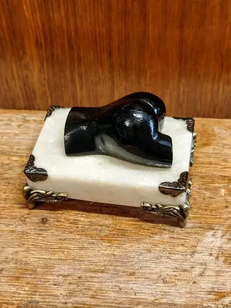 Foto de um(a) Escultura Torso Feminino Resina e Mármore, da categoria de Escultura. Escultura torso feminino: peça em resina ebanisada, base em mármore branco com elementos em metal dourado oxidado. A: 6 cm /... Mostrado de uma perspectiva diferente. Vendido no marketplace Trésors.