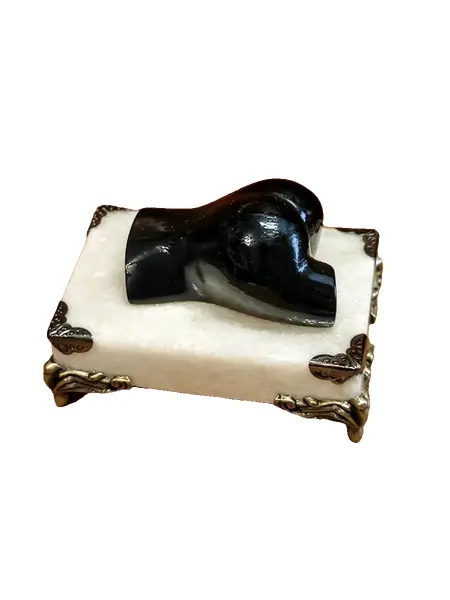 Foto de um(a) Escultura Torso Feminino Resina e Mármore, da categoria de Escultura. Escultura torso feminino: peça em resina ebanisada, base em mármore branco com elementos em metal dourado oxidado. A: 6 cm /... Vendido no marketplace Trésors.