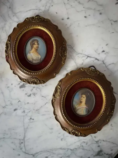 Foto de um(a) Antigo Par De Quadro Francês Portrait Miniature Pintura Óleo, da categoria de Pinturas. ~ Portrait miniature ~ Antigo e raro par de quadrinhos franceses, com figura central de damas pintadas à mão em folha de... Mostrado de uma perspectiva diferente. Vendido no marketplace Trésors.
