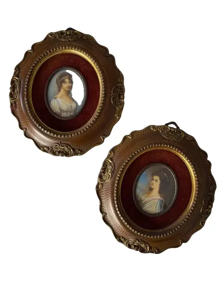 Foto de um(a) Antigo Par De Quadro Francês Portrait Miniature Pintura Óleo, da categoria de Pinturas. ~ Portrait miniature ~ Antigo e raro par de quadrinhos franceses, com figura central de damas pintadas à mão em folha de... Vendido no marketplace Trésors.