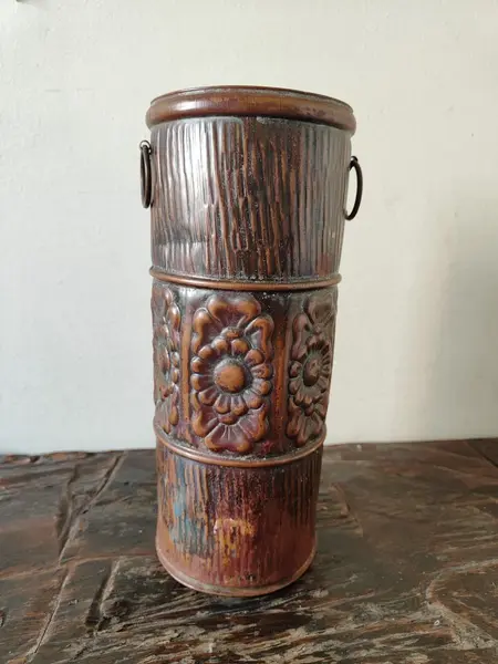 Foto de um(a) Vaso em Cobre, Década de 1970, da categoria de Vasos. Vaso em cobre rebatido com motivo floral com duas argolas nas laterais, década de 1970. A: 28,5 cm / Diâmetro: 11,5 cm... Mostrado de uma perspectiva diferente. Vendido no marketplace Trésors.