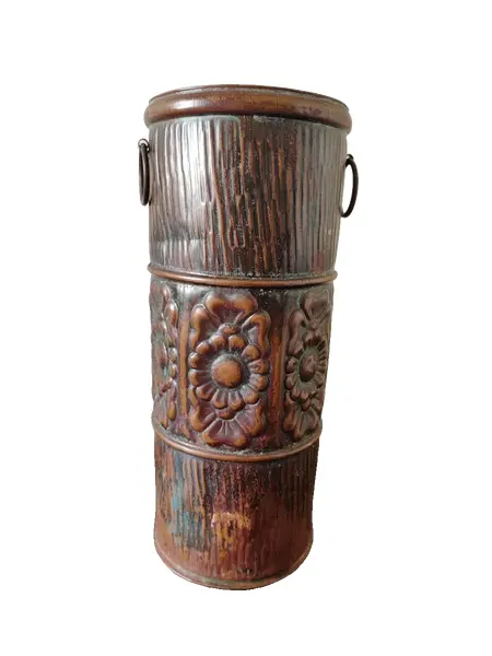 Foto de um(a) Vaso em Cobre, Década de 1970, da categoria de Vasos. Vaso em cobre rebatido com motivo floral com duas argolas nas laterais, década de 1970. A: 28,5 cm / Diâmetro: 11,5 cm... Vendido no marketplace Trésors.