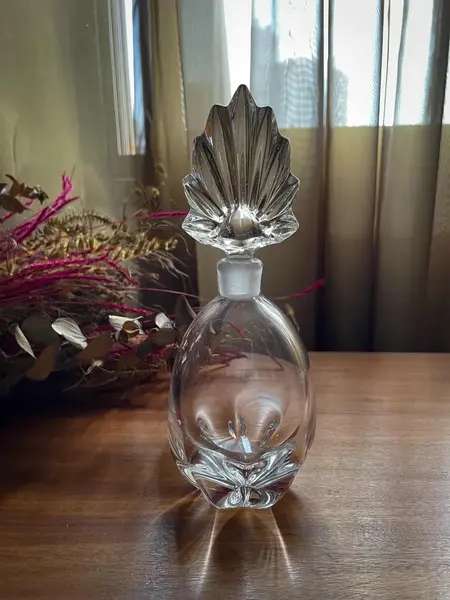 Foto de um(a) Antigo Raro Perfumeiro Frasco Em Cristal Orrefors Art Deco, da categoria de Perfumeiros. Antigo perfumeiro em cristal da Suécia, Cristallerie Orrefors. Lapidado à mão. A tampa no formato de leque. Peça muito... Mostrado de uma perspectiva diferente. Vendido no marketplace Trésors.