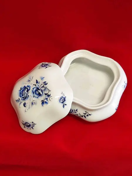 Foto de um(a) Porta Joia em Porcelana Branca e Floral Azul Cobalto, Década de 1970, da categoria de Porta-Jóias. Porta joia em porcelana branca com estampa floral em azul cobalto, década de 1970.A: 6 cm / L: 10,5 cm / P: 10,5 cm peso:... Mostrado de uma perspectiva diferente. Vendido no marketplace Trésors.