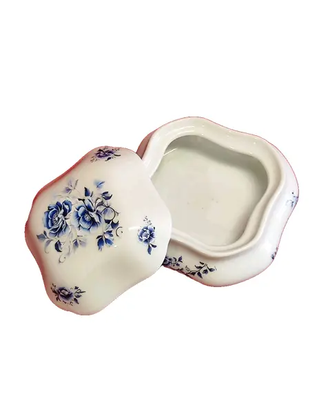 Foto de um(a) Porta Joia em Porcelana Branca e Floral Azul Cobalto, Década de 1970, da categoria de Porta-Jóias. Porta joia em porcelana branca com estampa floral em azul cobalto, década de 1970.A: 6 cm / L: 10,5 cm / P: 10,5 cm peso:... Vendido no marketplace Trésors.