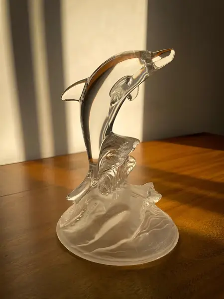 Foto de um(a) Antiga Escultura Art Deco Golfinho Cristal Francês Luminarc, da categoria de Escultura. Luminarc - Verrerie D’arques, France. Antiga e decorativa escultura artística representando golfinho em cristal francês com... Mostrado de uma perspectiva diferente. Vendido no marketplace Trésors.