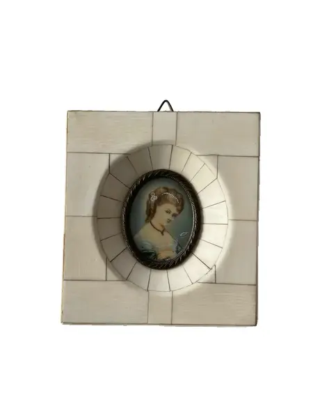Foto de um(a) Antigo Quadro Camafeu Portrait Miniature Pintura Óleo Marfim, da categoria de Objetos de parede. Antigo quadrinho camafeu (Portrait Miniature). Armação em marfim, com lindo busto de dama pintado à mão em folha de marfim.... Vendido no marketplace Trésors.