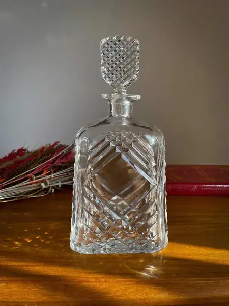 Foto de um(a) Antiga Rara Garrafa Licoreira Em Cristal Orrefors Art Deco, da categoria de Garrafas. ~ Orrefors Sweden ~Antiga garrafa licoreira em bloco maciço de cristal lapidado à mão. Da renomada Cristallerie Orrefors, da... Mostrado de uma perspectiva diferente. Vendido no marketplace Trésors.